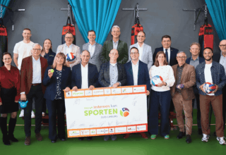 Groepsfoto wethouders en bestuurders zestien Zuid-Limburgse gemeenten voor ondertekening Iedereen Kan Sporten Zuid-Limburg
